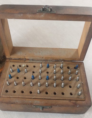 Lot d'anciens outils horloger, micromètres, comparateur, Bergeon Tavannes, Cary