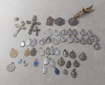 Lot of vintage pendants / religious medallions, in silver-plated metal.