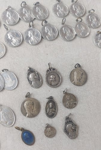 Lot d'anciens pendentifs / médaillons religieux, en métal argenté