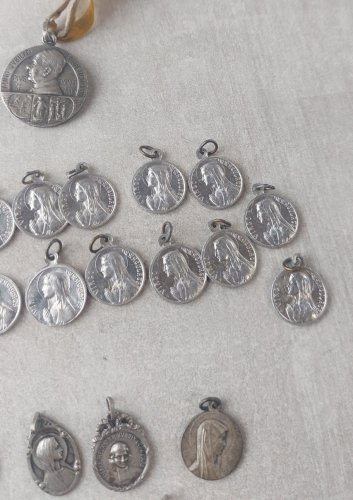 Lot d'anciens pendentifs / médaillons religieux, en métal argenté