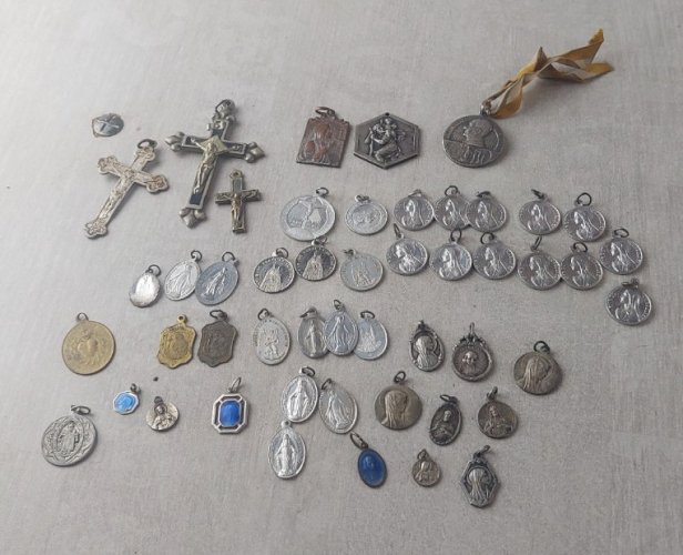 Lot d'anciens pendentifs / médaillons religieux, en métal argenté