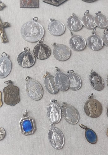 Lot d'anciens pendentifs / médaillons religieux, en métal argenté