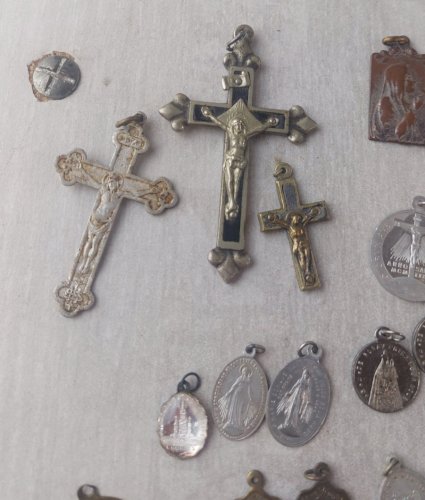 Lot d'anciens pendentifs / médaillons religieux, en métal argenté