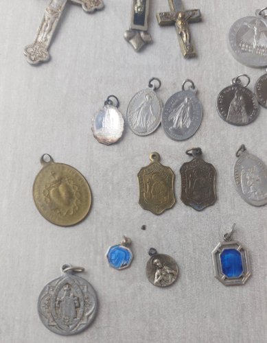 Lot d'anciens pendentifs / médaillons religieux, en métal argenté