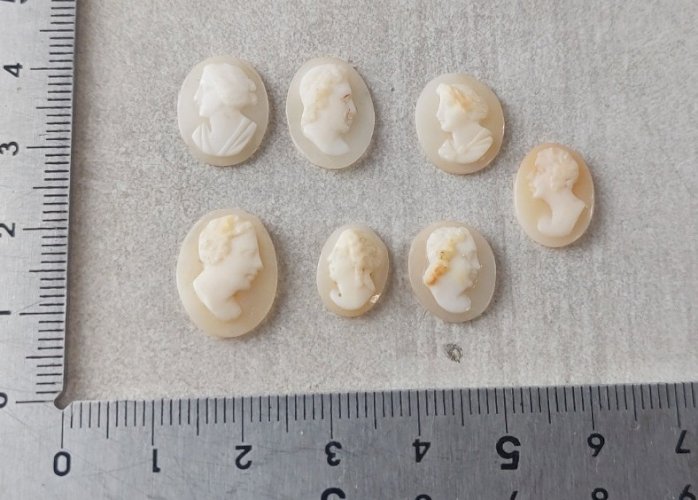 Lot d'anciens petits camées miniature, sans armature ^