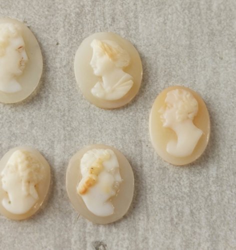 Lot d'anciens petits camées miniature, sans armature ^