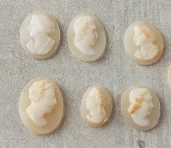 Lot d'anciens petits camées miniature, sans armature ^