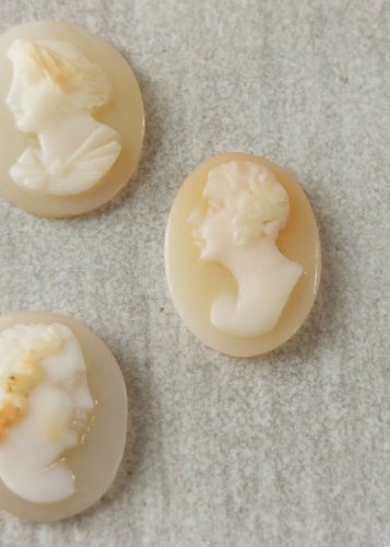 Lot d'anciens petits camées miniature, sans armature ^