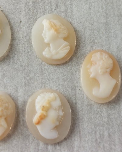 Lot d'anciens petits camées miniature, sans armature ^