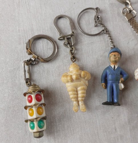 Lot d'anciens portes clés publicitaires, divers, vintage