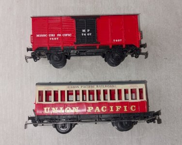 Batch of vintage cars/wagons, Union Pacific + Missouri Pacific, Piko, in HO scale.