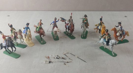 Lot de 10 anciennes figurines soldats / cavaliers, Historex, en plastique