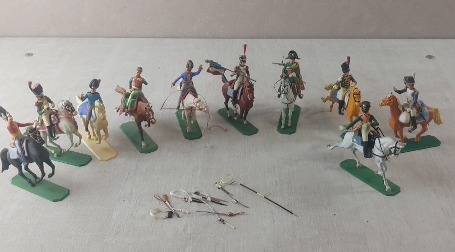 Lot de 10 anciennes figurines soldats / cavaliers, Historex, en plastique