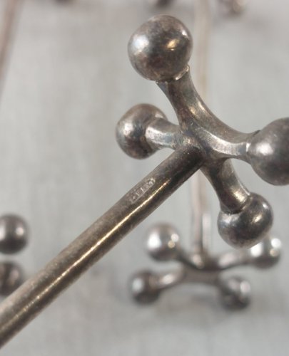 Lot de 10 anciens portes couteaux croix, en métal argenté, style Christofle