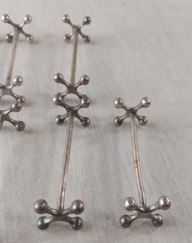 Lot de 10 anciens portes couteaux croix, en métal argenté, style Christofle