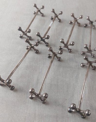 Lot de 10 anciens portes couteaux croix, en métal argenté, style Christofle