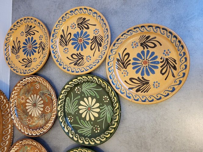 LOT DE 10 ASSIETTES + 1 PLAT EN TERRE VERNISSEE D'ALSACE