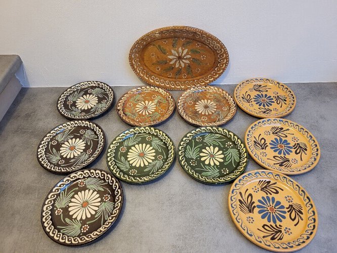 LOT DE 10 ASSIETTES + 1 PLAT EN TERRE VERNISSEE D'ALSACE
