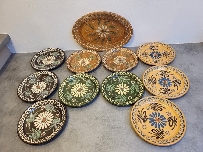 LOT DE 10 ASSIETTES + 1 PLAT EN TERRE VERNISSEE D'ALSACE