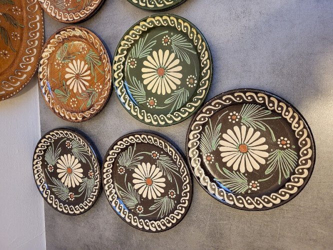 LOT DE 10 ASSIETTES + 1 PLAT EN TERRE VERNISSEE D'ALSACE