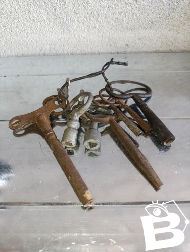 lot de 10 cles ancienne dhorloge? en etat dusage