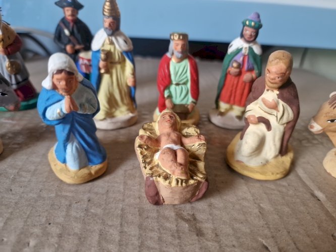 Lot De 10 santons , creche complete  CHAVE