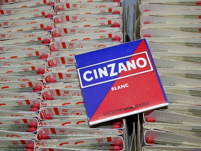 -LOT de 100 PAQUETS DALLUMETTES PUBLICITAIRES PUB CINZANO BLANC BISTROT    D