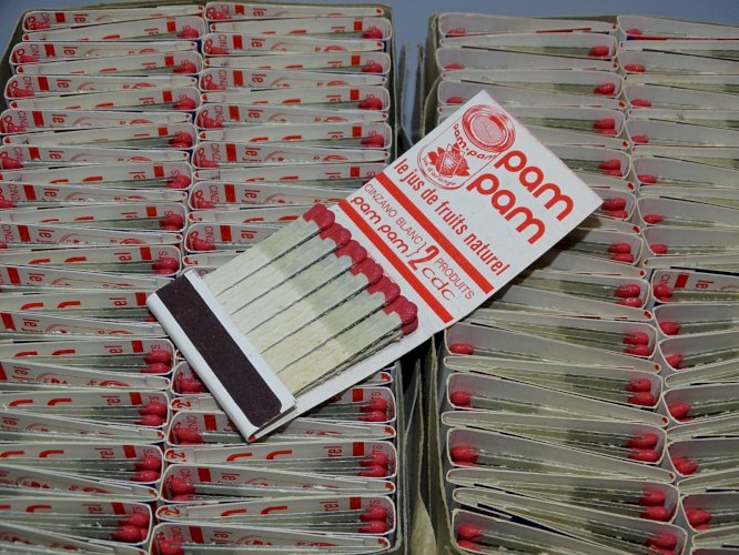 -LOT de 100 PAQUETS DALLUMETTES PUBLICITAIRES PUB CINZANO BLANC BISTROT    D