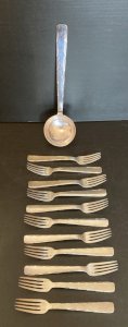 Lot de 11 fourchettes + louche  en métal argenté poinçon 84 gr et 10 gr