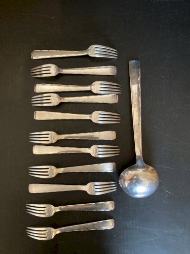 Lot de 11 fourchettes + louche  en métal argenté poinçon 84 gr et 10 gr