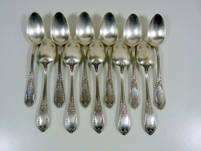 Lot de 11 petites cuillères métal blanc sculpté style Louis XVI poinçons boîte
