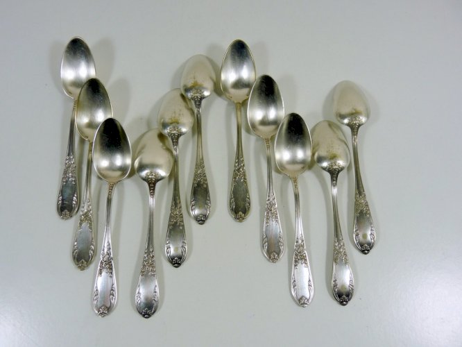 Lot de 11 petites cuillères métal blanc sculpté style Louis XVI poinçons boîte