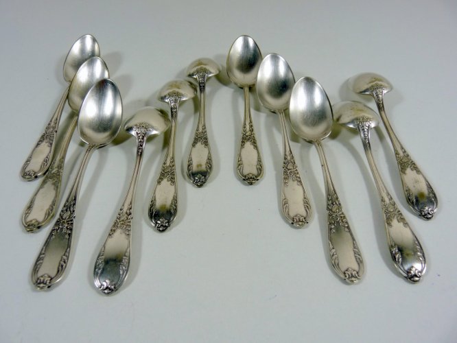Lot de 11 petites cuillères métal blanc sculpté style Louis XVI poinçons boîte