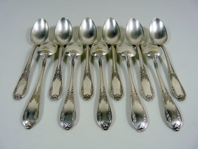 Lot de 11 petites cuillères métal blanc sculpté style Louis XVI poinçons boîte