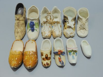- LOT de  11 SABOTS CHAUSSURES MINIATURES PORCELAINE 1 RESINE OBJETS VITRINE   D