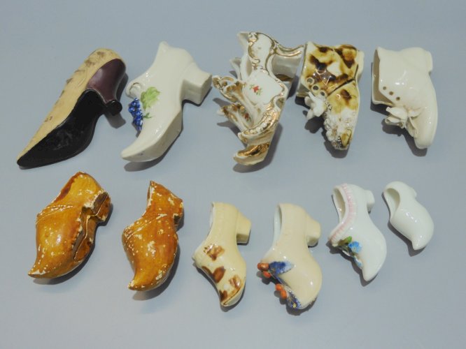 - LOT de  11 SABOTS CHAUSSURES MINIATURES PORCELAINE 1 RESINE OBJETS VITRINE   D