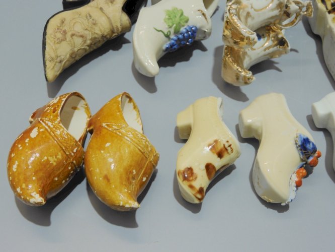 - LOT de  11 SABOTS CHAUSSURES MINIATURES PORCELAINE 1 RESINE OBJETS VITRINE   D