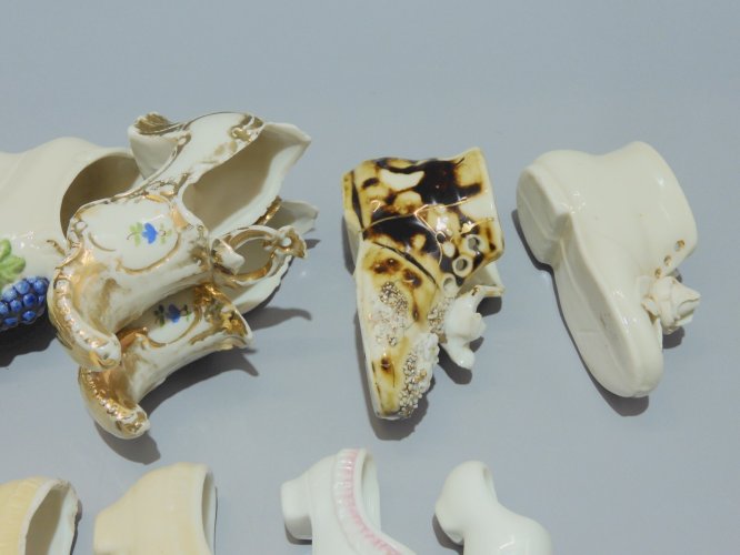 - LOT de  11 SABOTS CHAUSSURES MINIATURES PORCELAINE 1 RESINE OBJETS VITRINE   D