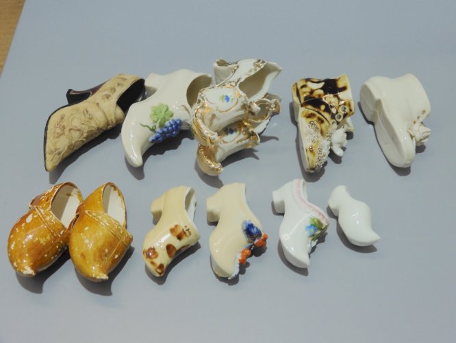 - LOT de  11 SABOTS CHAUSSURES MINIATURES PORCELAINE 1 RESINE OBJETS VITRINE   D