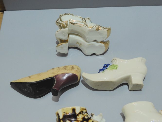 - LOT de  11 SABOTS CHAUSSURES MINIATURES PORCELAINE 1 RESINE OBJETS VITRINE   D