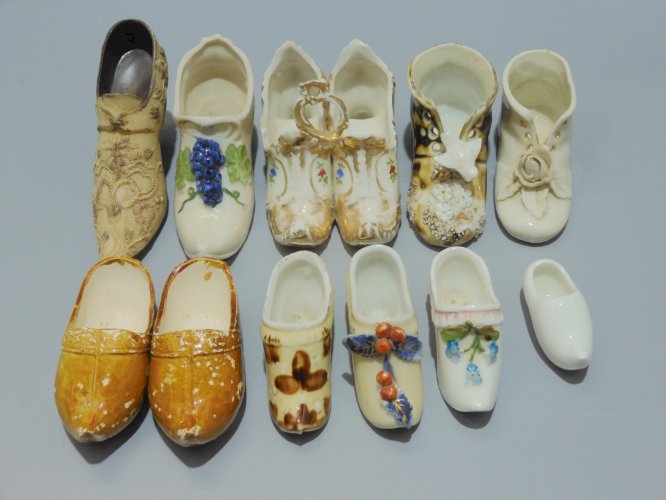 - LOT de  11 SABOTS CHAUSSURES MINIATURES PORCELAINE 1 RESINE OBJETS VITRINE   D