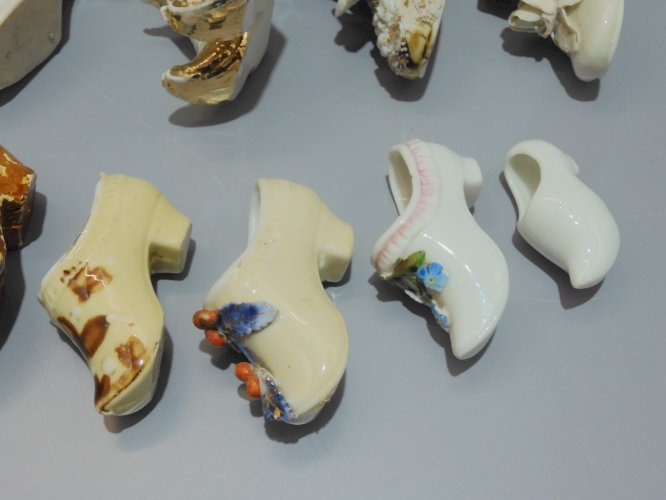 - LOT de  11 SABOTS CHAUSSURES MINIATURES PORCELAINE 1 RESINE OBJETS VITRINE   D
