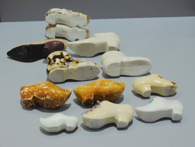 - LOT de  11 SABOTS CHAUSSURES MINIATURES PORCELAINE 1 RESINE OBJETS VITRINE   D