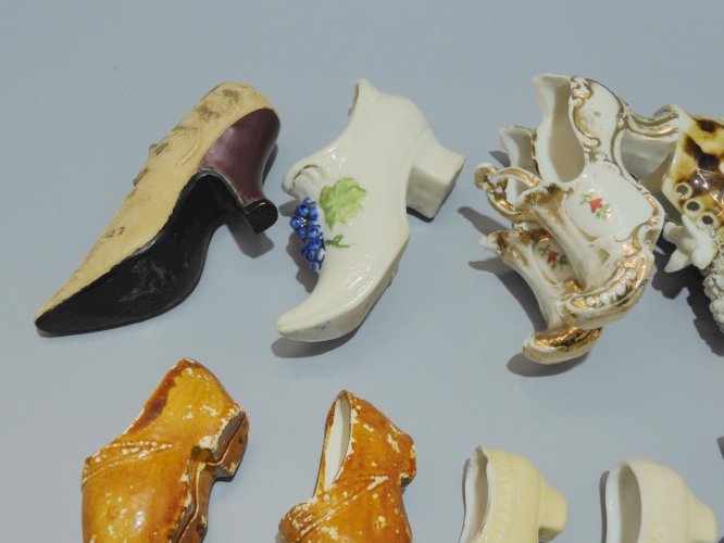 - LOT de  11 SABOTS CHAUSSURES MINIATURES PORCELAINE 1 RESINE OBJETS VITRINE   D