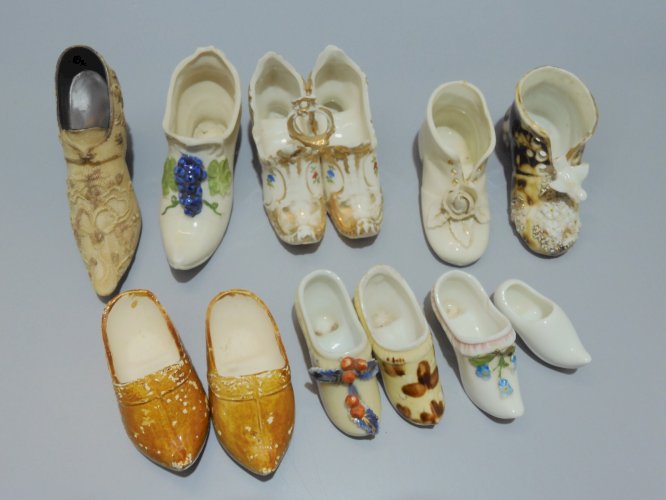 - LOT de  11 SABOTS CHAUSSURES MINIATURES PORCELAINE 1 RESINE OBJETS VITRINE   D