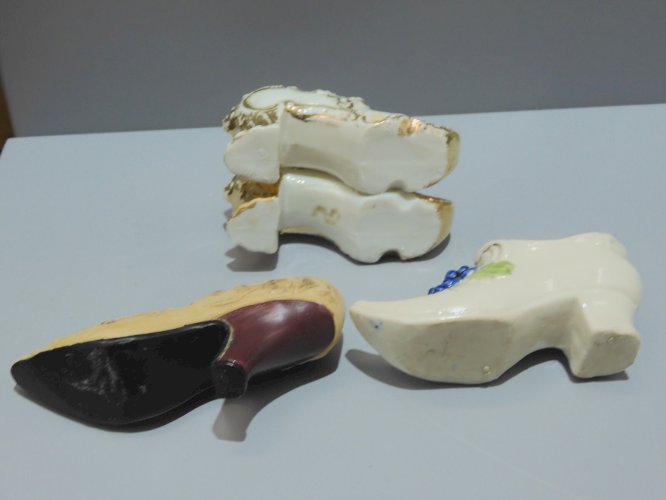 - LOT de  11 SABOTS CHAUSSURES MINIATURES PORCELAINE 1 RESINE OBJETS VITRINE   D