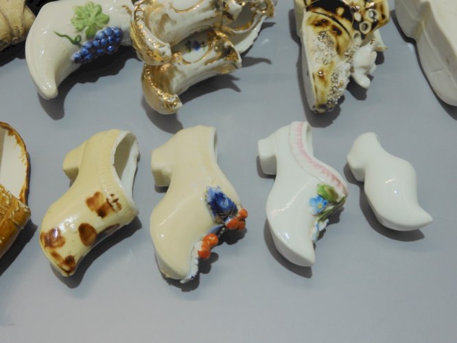 - LOT de  11 SABOTS CHAUSSURES MINIATURES PORCELAINE 1 RESINE OBJETS VITRINE   D