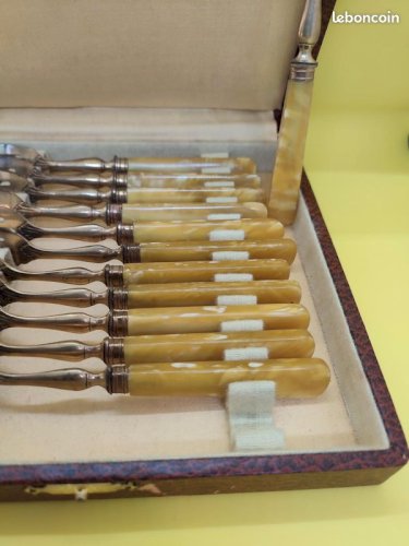 Lot de 12 Anciennes fourchettes à dessert avec tete en laiton en bon etat (made in chiner)