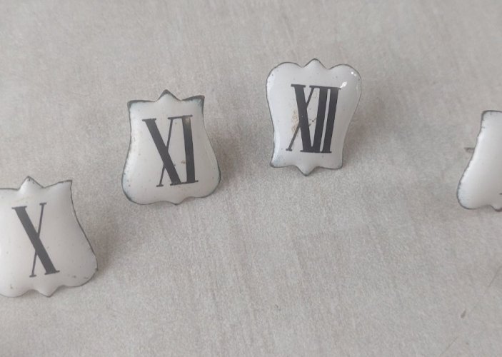 Lot de 12 anciennes plaques / chiffres romains émaillés, pour horloge