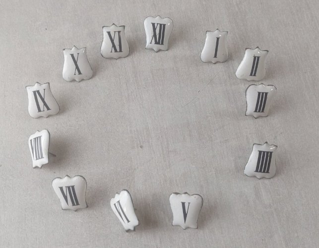 Lot de 12 anciennes plaques / chiffres romains émaillés, pour horloge